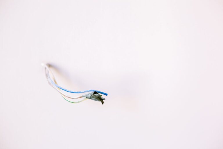 Câble électrique sans gaine dans un mur