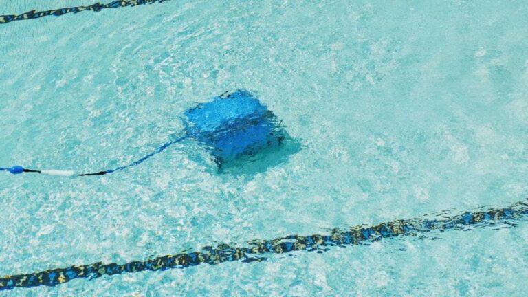 Mettre du chlore choc dans une piscine au sel
