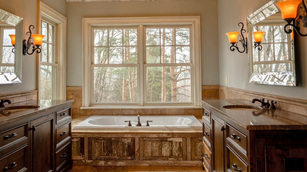 Salle de bain travertin et bois