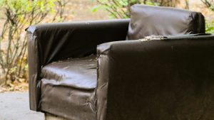 Chaise en simili cuir qui s’effrite