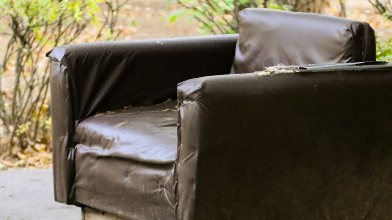 Chaise en simili cuir qui s’effrite