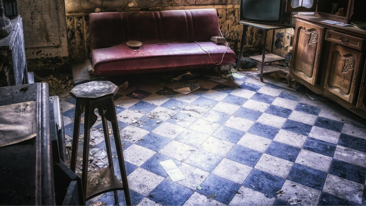 Carrelage humide dans une maison ancienne