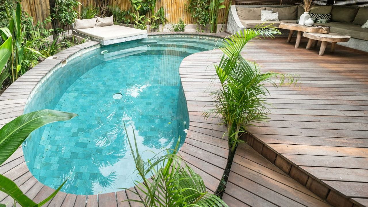 Terrasse en bois avec piscine