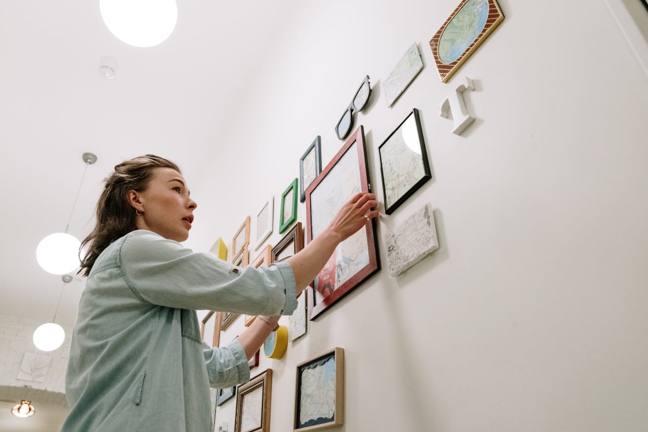 Disposer plusieurs cadres sur un mur