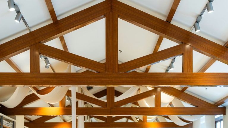 Habiller un plafond entre poutres