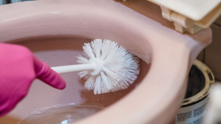 Détartrer des WC avec de l’acide chlorhydrique